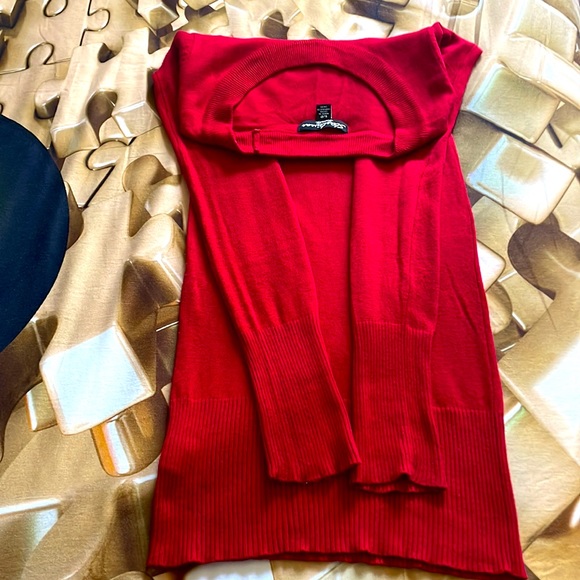 It's too small for me, the beautiful red color sweater. - Picture 2 of 4